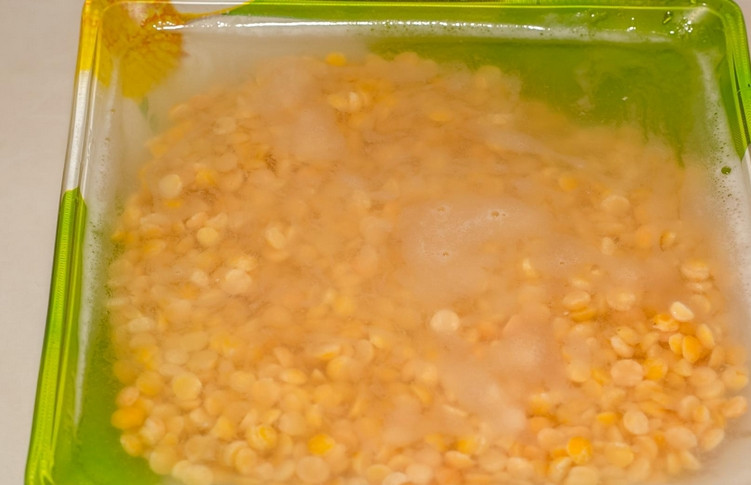 1. Этап. Суп из копченостей: Горох промойте и замочите в горячей воде на 1 час.