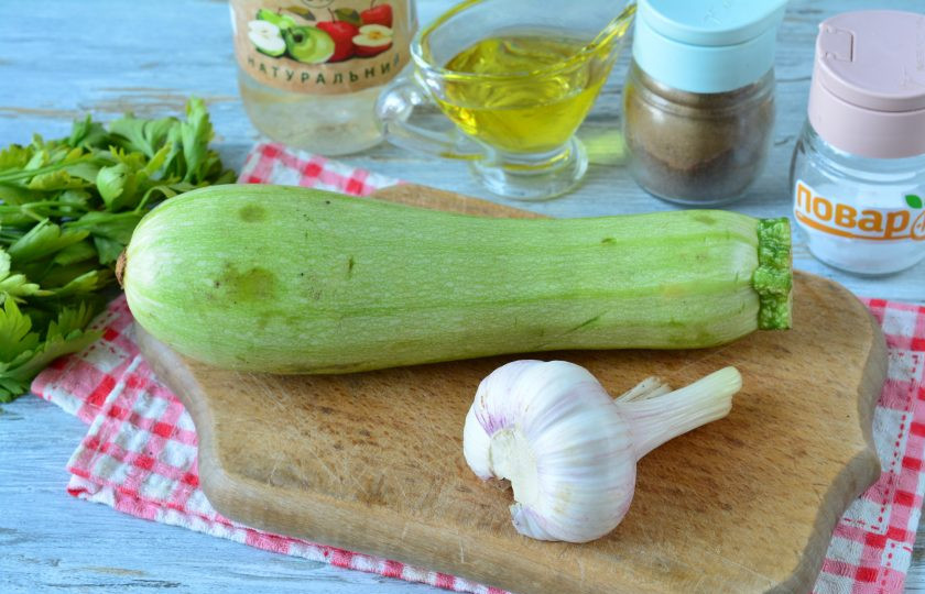 1. Этап. Быстрая засолка кабачков в пакете: Подготовьте все ингредиенты.
