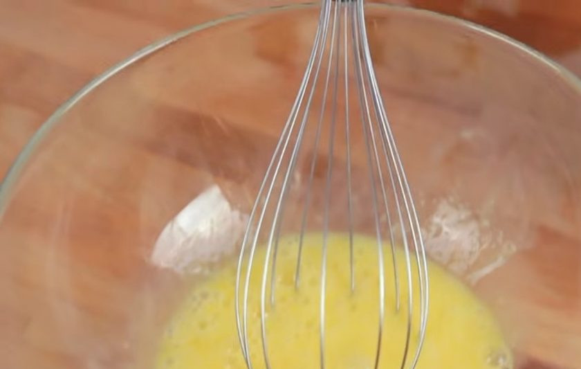 1. Этап. Самые простые панкейки (три ингредиента): 1. Для начала взбейте яйца с помощью венчика. Добавьте к ним совсем немного сахара (так как подавать панкейки мы будем с топпингом) и щепотку соли. Хорошо перемешайте.