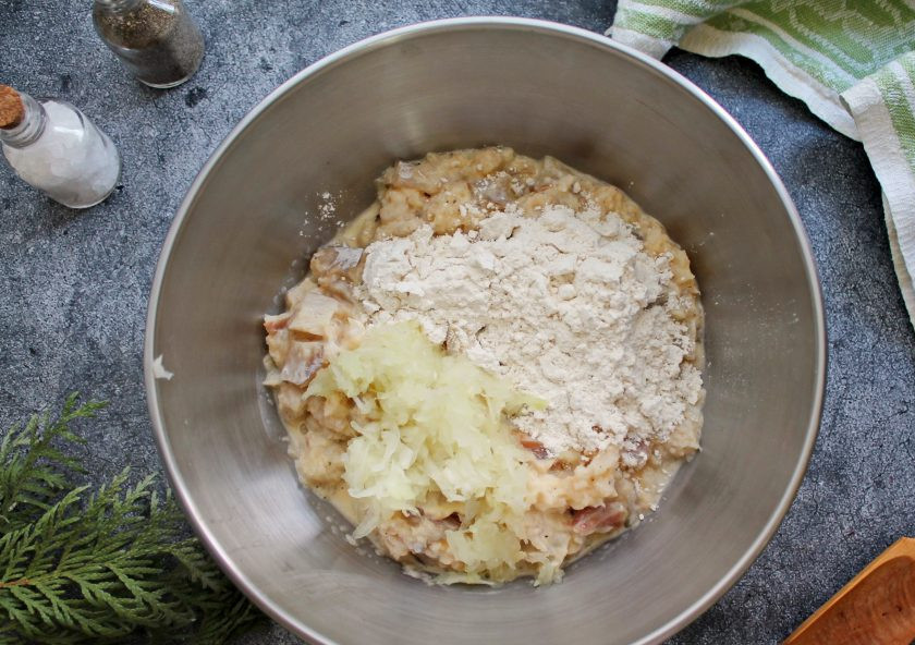 1. Этап. Рубленые рыбные котлеты из минтая: Репчатый лук натрите на крупной терке и выложите в фарш. Всыпьте в миску муку и хорошо перемешайте до равномерного распределения.