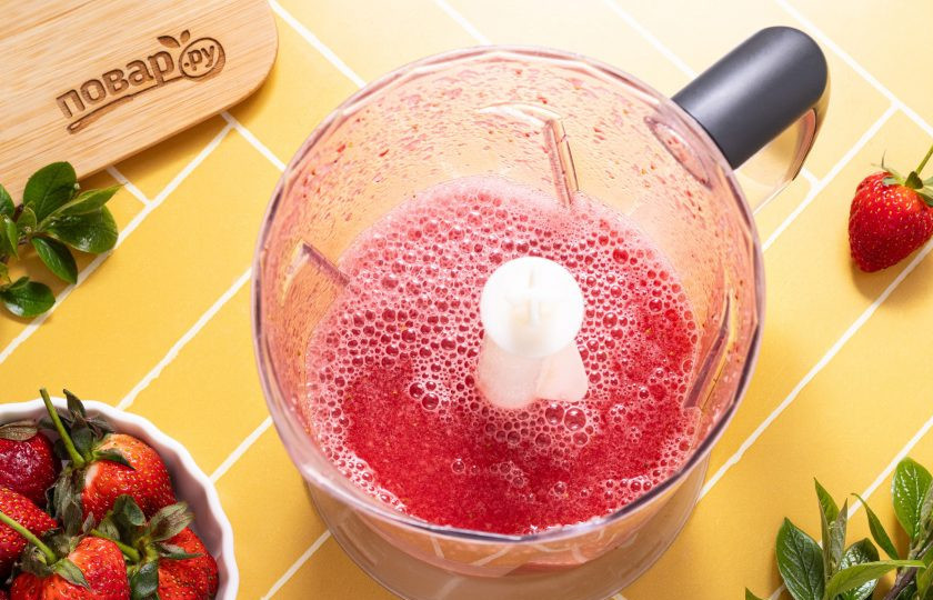 1. Этап. Сок из клубники на зиму: Измельчите клубнику в блендере до консистенции пюре.