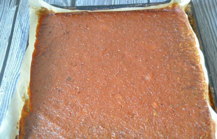 1. Этап. Фруктовый лаваш: Фруктовый лаваш готов, если он не прилипает к рукам и выглядит равномерно просушенным во всех местах.