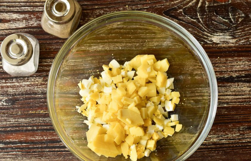 1. Этап. Оливье с печенью трески: Как и яйца нарежьте лук и вареный картофель.