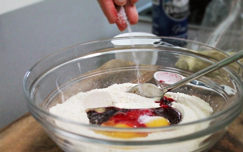 1. Этап. Красные макароны: 3. Натрите на терке свеклу, отожмите сок. Добавьте сок в мисочку вместе с маслом и яйцами.