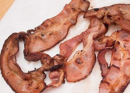 1. Этап. Бургеры из мраморной говядины: Полоски бекона обжариваем до хрустящей корочки и выкладываем на бумажную салфетку, пусть она впитает лишний жир.