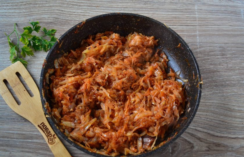 1. Этап. Тушеная капуста с салом: Тушеная капуста с салом готова! Подавайте горячей с картофельным пюре. Приятного аппетита!