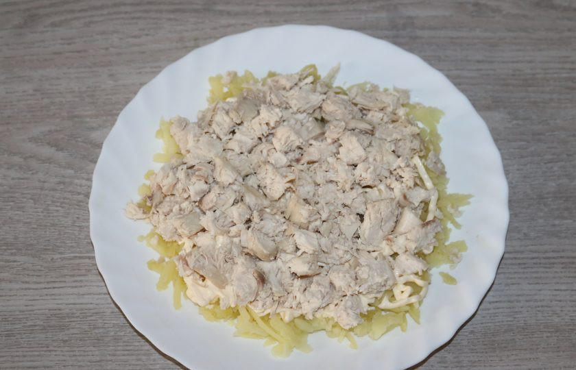 1. Этап. Салат Карнавал: 2 слой - отварное куриное филе нарезанное кубиками.