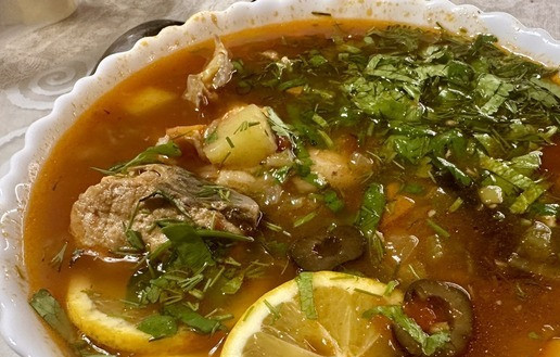 1. Этап. Солянка. Семужий бульон и прочее: Ну и вот. Сметана там или еще какой кефир – опционально, на любителя. В тарелку.