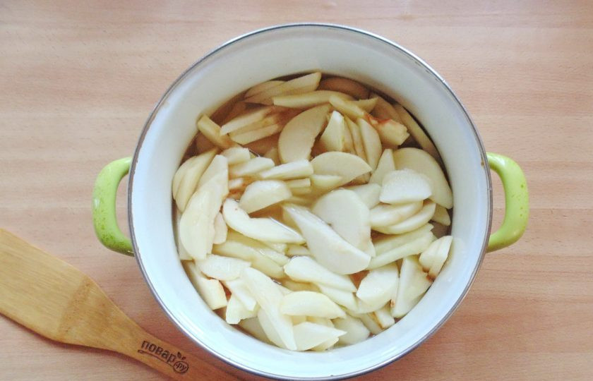 1. Этап. Варенье из груш с орехами: Груши переложите в таз или в кастрюлю с толстым дном. Залейте горячим сиропом и оставьте на час.