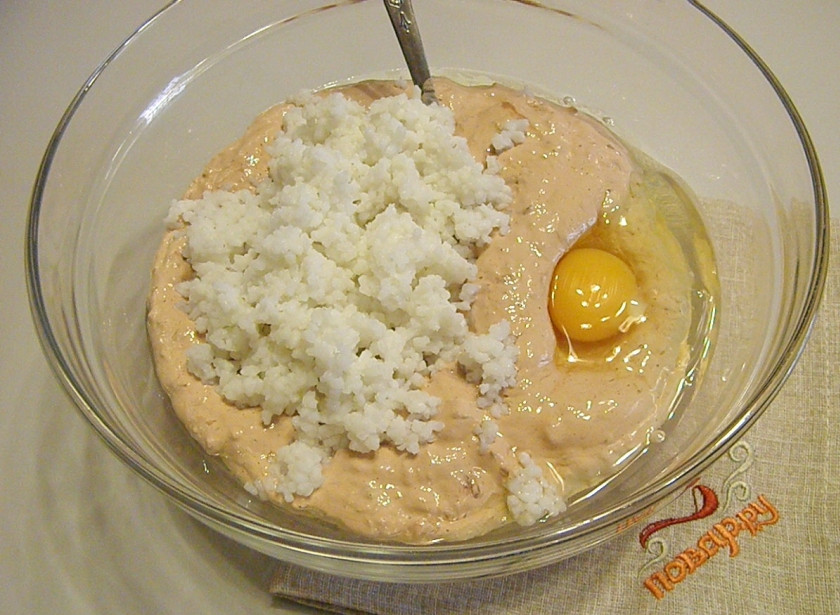 1. Этап. Печеночные оладьи: К печеночному фаршу добавьте рис отварной и яйцо. Перемешайте.