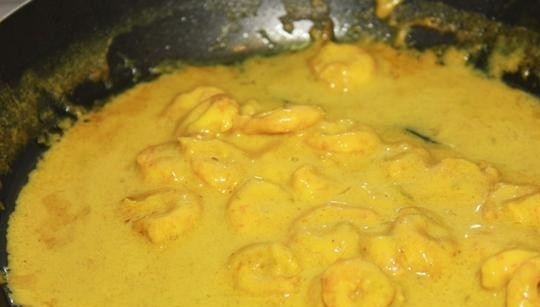 1. Этап. Креветки карри: Варите соус на небольшом огне, чтобы он уварился вдвое.