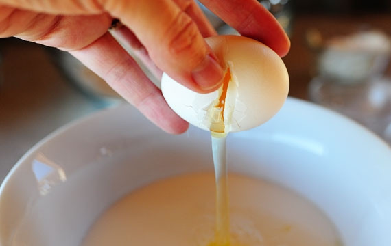 1. Этап. Кукурузные кексики с черникой: 2. В отдельной миске взбейте яйцо, растопленное сливочное масло, пахту, молоко, ванилин и сахар.