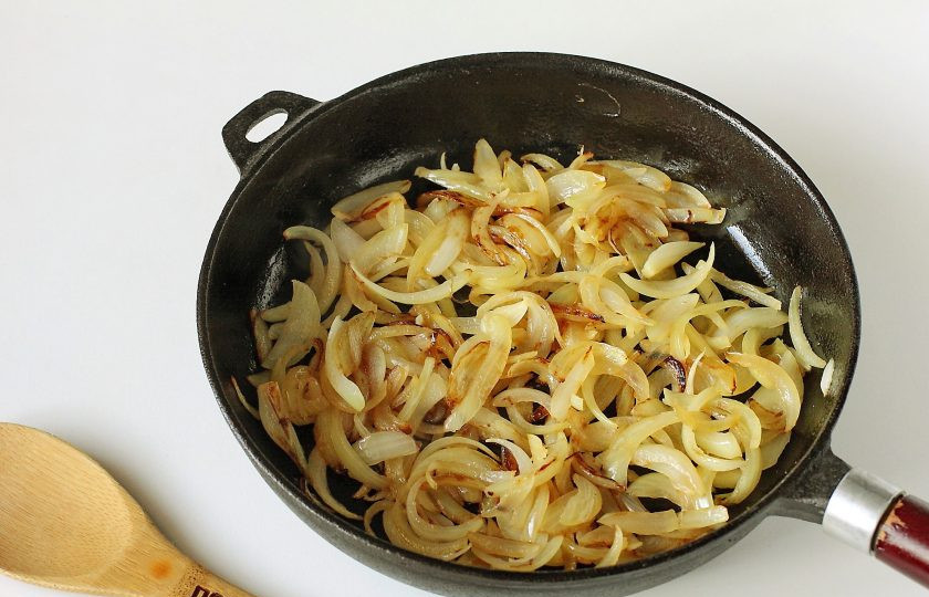 1. Этап. Заливной луковый пирог: Лук нарежьте перьями и обжарьте до готовности на растительном масле. Добавьте по вкусу соль. Можно добавить молотый перец. Дайте остыть.