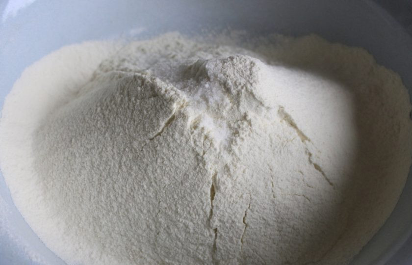 1. Этап. Домашний хлеб с луком: 3. В отдельную миску просеиваем муку, добавляем к ней остатки соли (можно сразу же добавить и остатки сахара).