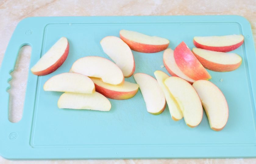 1. Этап. Свиная вырезка с яблоками и корицей: Из яблок удалите сердцевину и нарежьте их на ломтики.