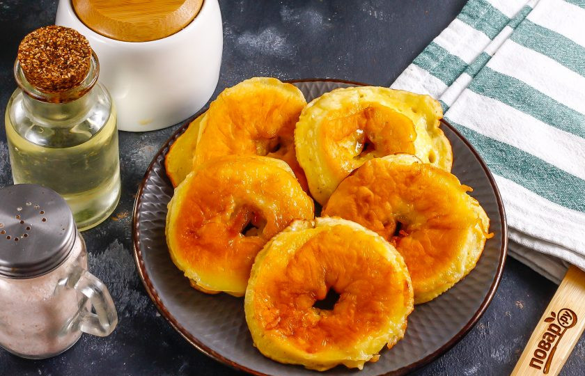 1. Этап. Жареные яблочные кольца: Выложите горячий десерт на тарелку и подайте к столу.