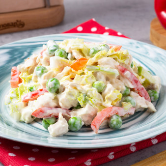 Салат с куриной грудкой и зеленым горошком
