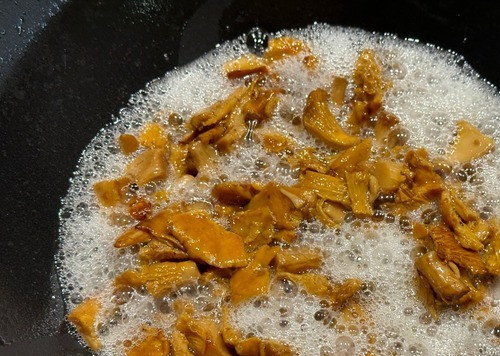 1. Этап. Лисички с картошкой: … много сока. Постоянное перемешивание нужно для того, чтобы лисички жарились именно в смеси масла и сока. На фотографии – такое бурное кипение. В основном такую картинку дает не мало кипящее, а именно выпариваемый сок.