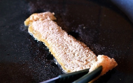 1. Этап. Куриные отбивные в сухарях: 7. Наливаем масло в сковороду и разогреваем ее на среднем огне.