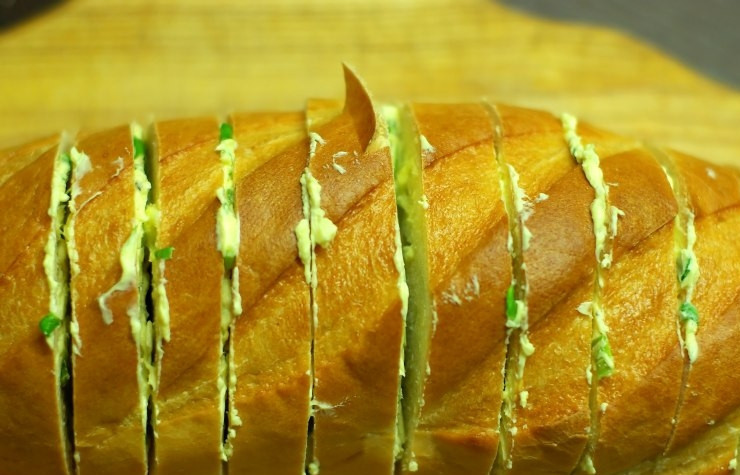 1. Этап. Сырный хлеб: Хорошенько промазываем каждый надрез батона.