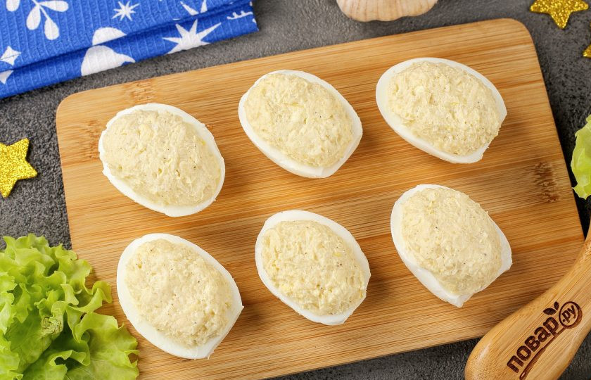 1. Этап. Фаршированные яйца Глаз дракона: Наполните половинки яиц получившейся массой.