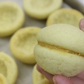 1. Этап. Пирожные Персики: 11. При соединении половинки слегка сожмите, но не перестарайтесь.