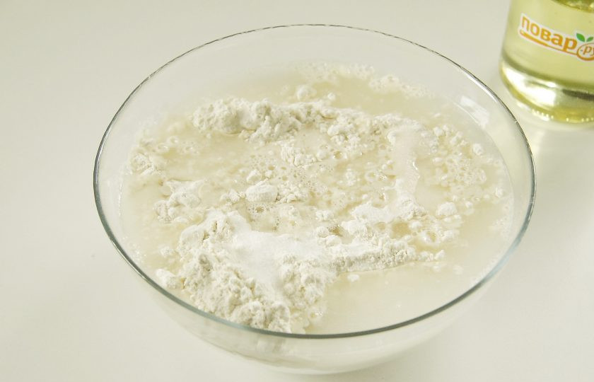 1. Этап. Узбекские слоеные лепешки: Добавьте теплую воду и соль.