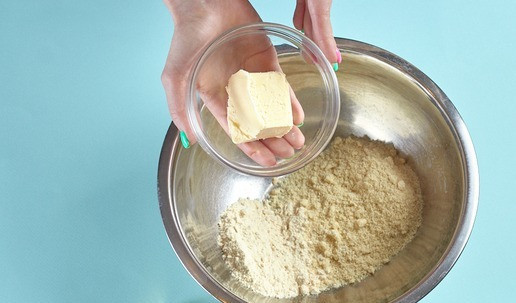 1. Этап. Миндально-кокосовые крекеры: В муку добавить холодное масло.