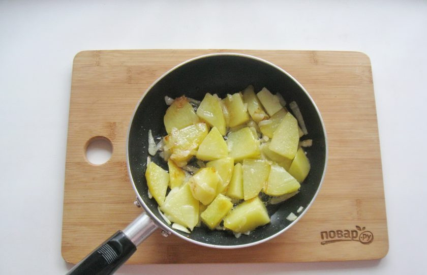 1. Этап. Суп Пашкет: Обжарьте картофель с луком до полуготовности.