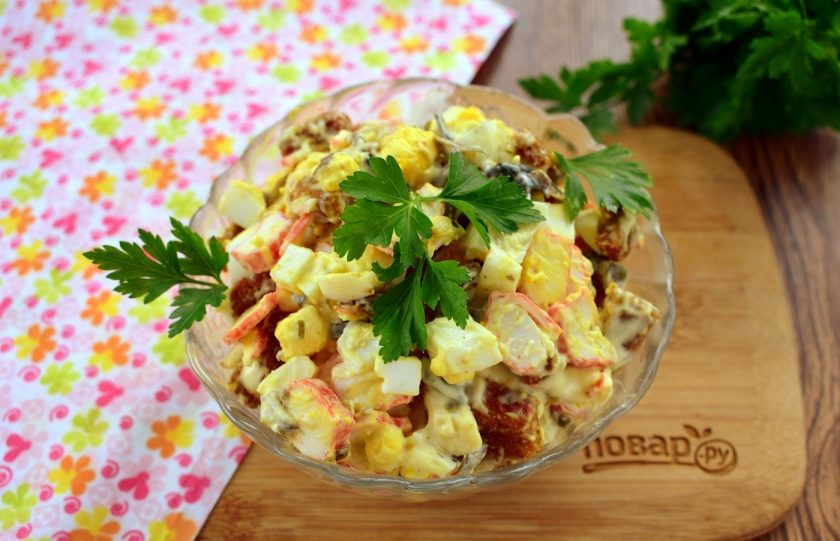 1. Этап. Салат Простецкий: Соедините все ингредиенты, перемешайте. Дайте настояться 5 минут, подавайте к столу. Приятного аппетита!