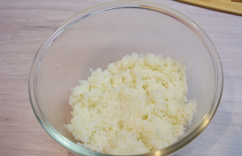 1. Этап. Рис по-кантонски: В миску переложите отваренный рис.