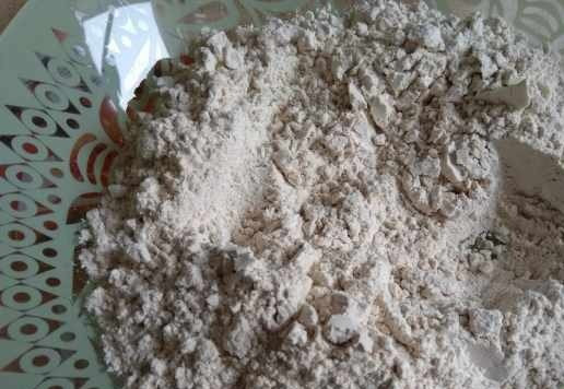 1. Этап. Блины с гречкой: Муку смешать с дрожжами.