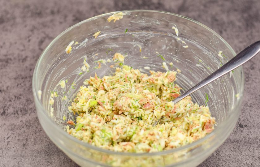 1. Этап. Бутерброды с консервированным тунцом: Перемешайте все ингредиенты и снимите пробу. При желании можете добавить соль, перец.