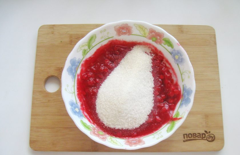 1. Этап. Заготовка калины на зиму: Добавьте сахар в миску с калиной.