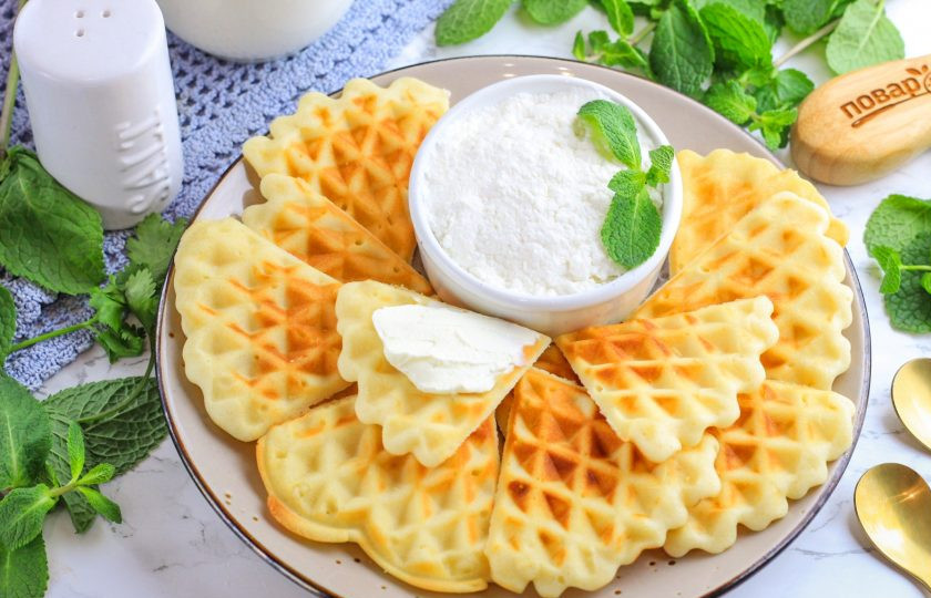 1. Этап. Домашний сыр Нежный: Выложите приготовленный сыр в пиалу или креманку и подайте к столу, например, с вафельками. Благодаря нежной текстуре, сыр легко намажется на выпечку.