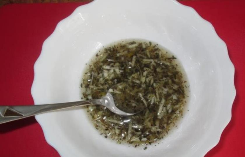 1. Этап. Рецепт курицы с чесночным соусом: В небольшой емкости к растопленному сливочному маслу добавьте щепотку черного молотого перца, сушеного базилика, цедру и сок половинки лимона, выдавите через пресс чеснок. Полученный соус смешайте до однородности.