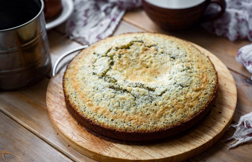 1. Этап. Манник с маком на молоке в духовке: Готовый манник охладите, нарежьте на кусочки и подавайте к столу.