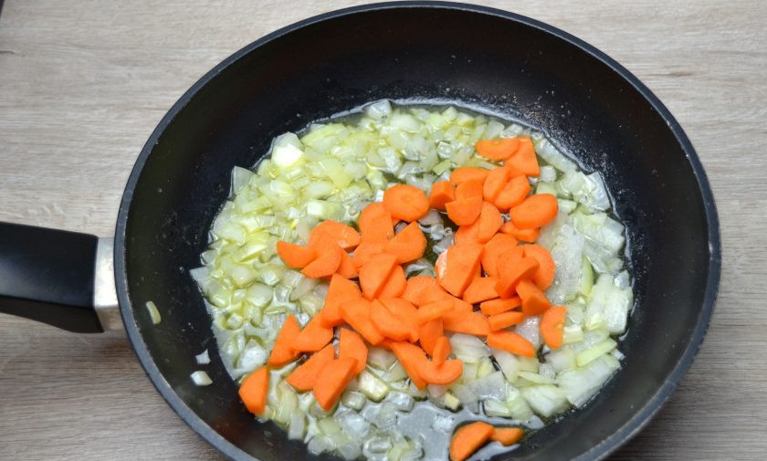 1. Этап. Тушеная печень в кефире: Добавьте морковь, нарезанную произвольно, обжарьте вместе примерно 5 минут.