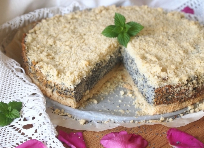 1. Этап. Творожно-маковый пирог: Готовый творожно-маковый пирог можете украсить листиком мяты, орешками или ягодами. Вот такой он получается в разрезе.