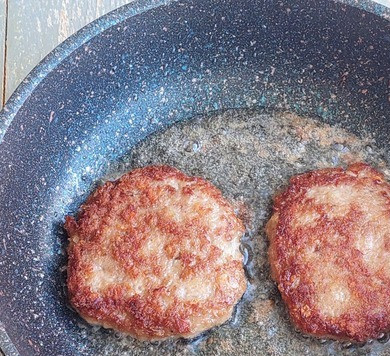 1. Этап. Двойной мясной бургер с карамелизированным луком: Обжарить с двух сторон до румяности.