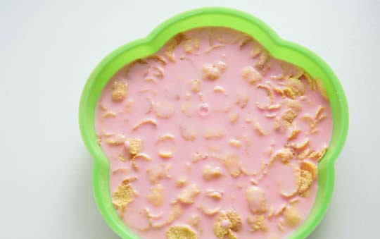 1. Этап. Диетический десерт: Влейте в форму йогурт с желатином.