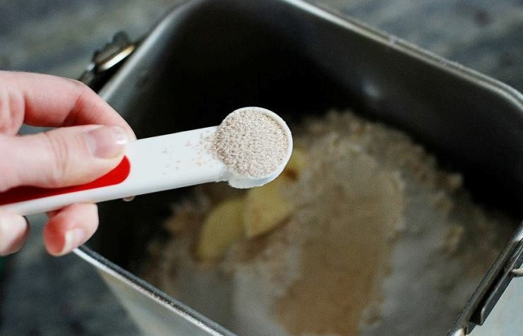 1. Этап. Белый хлеб в хлебопечке: Дрожжи всыпаем в небольшое углубление в муке.