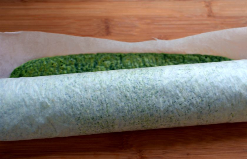 1. Этап. Зеленый рулет с креветками и болгарским перцем: Горячий омлет снять с пергамента, перевернуть и свернуть в плотный рулет с помощью того же пергамента. Зафиксировать форму рулета сверху полотенцем и дать остыть.