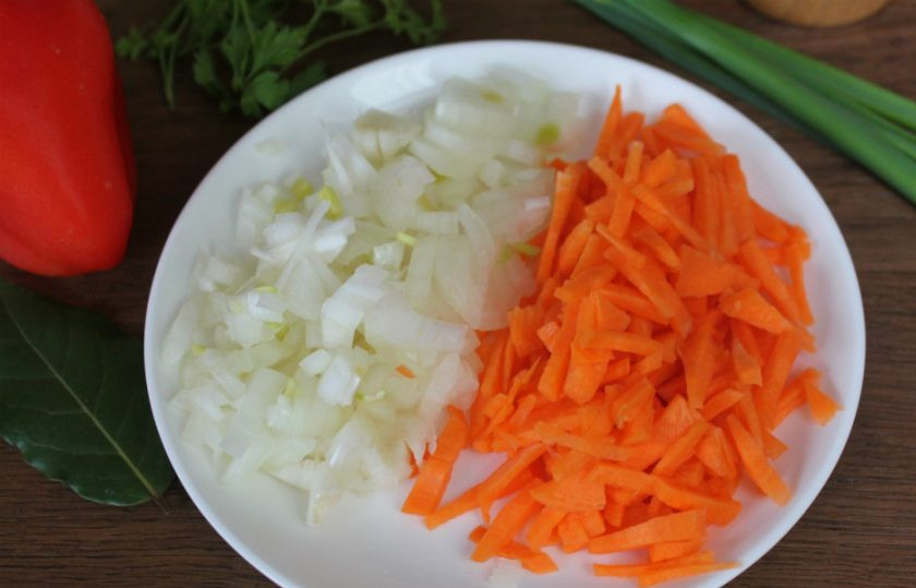 1. Этап. Куриный суп с куркумой: В кипящий бульон кладем нарезанный мелко лук и морковь, порезанную соломкой.