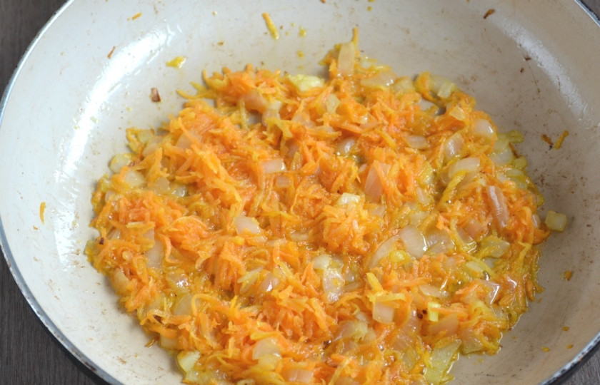 1. Этап. Ленивые голубцы под соусом: Спассеруйте в небольшом количестве растительного масла лук и морковь.