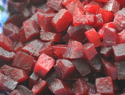 1. Этап. Винегрет на зиму: Для начала нам необходимо отварить свеклу и морковь, очистить от кожуры. Теперь нарезаем свеклу на небольшие квадратики.