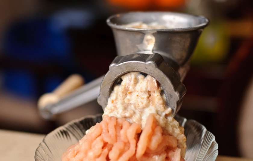 1. Этап. Куриные котлеты с плавленым сыром: 4. Филе и хлеб в молоке пропускаем через мясорубку. Если вы собираетесь использовать чеснок, то и его надо пропустить.