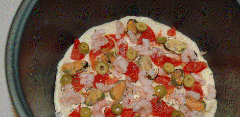 1. Этап. Пицца с креветками в мультиварке: Теперь кладем оливки, базилик и присыпаем солью.