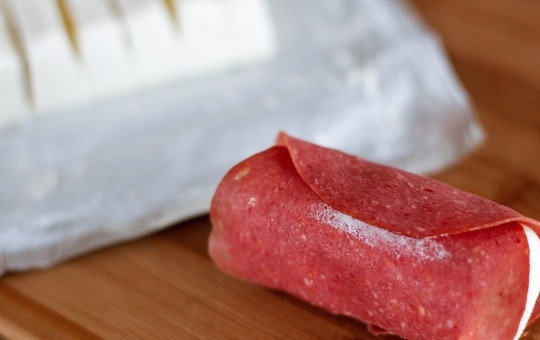 1. Этап. Оригинальные рулетики с сыром и огурцом: 3. Аккуратно заверните все в ломтик салями или сушеной говядины. Прижмите к сыру, что 