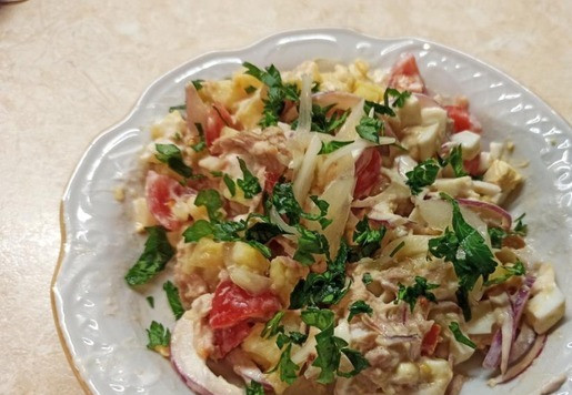 1. Этап. Овощной салат с тунцом и имбирём: Добавить мелко нарезанную петрушку. Соль по вкусу.